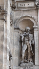Скульптура А. Фуркуа в Париже на здании Музея естественной истории