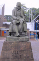 Статуя Дж. Уатта в университете Хериота-Ватта в Эдинбурге