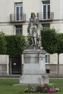 Статуя Р. Декарта в  Туре