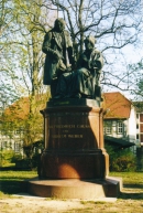 Памятник В. Веберу и Г. Гауссу в Гетингене