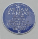 Памятная доска на здании, в котором Рамзай жил и работал: Blue Plaque at 12 Arundel Gardens, Notting Hill  commemorating the work of William Ramsa