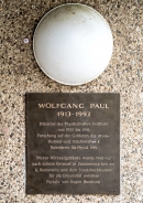 Мемориальная доска В. Паули в Бонне. Источник: https://fr.wikipedia.org/wiki/Wolfgang_Paul