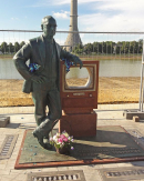 Памятник В.К. Зворыкину возле Останкинского пруда. Источник: http://logoworks.narod.ru/monum.html